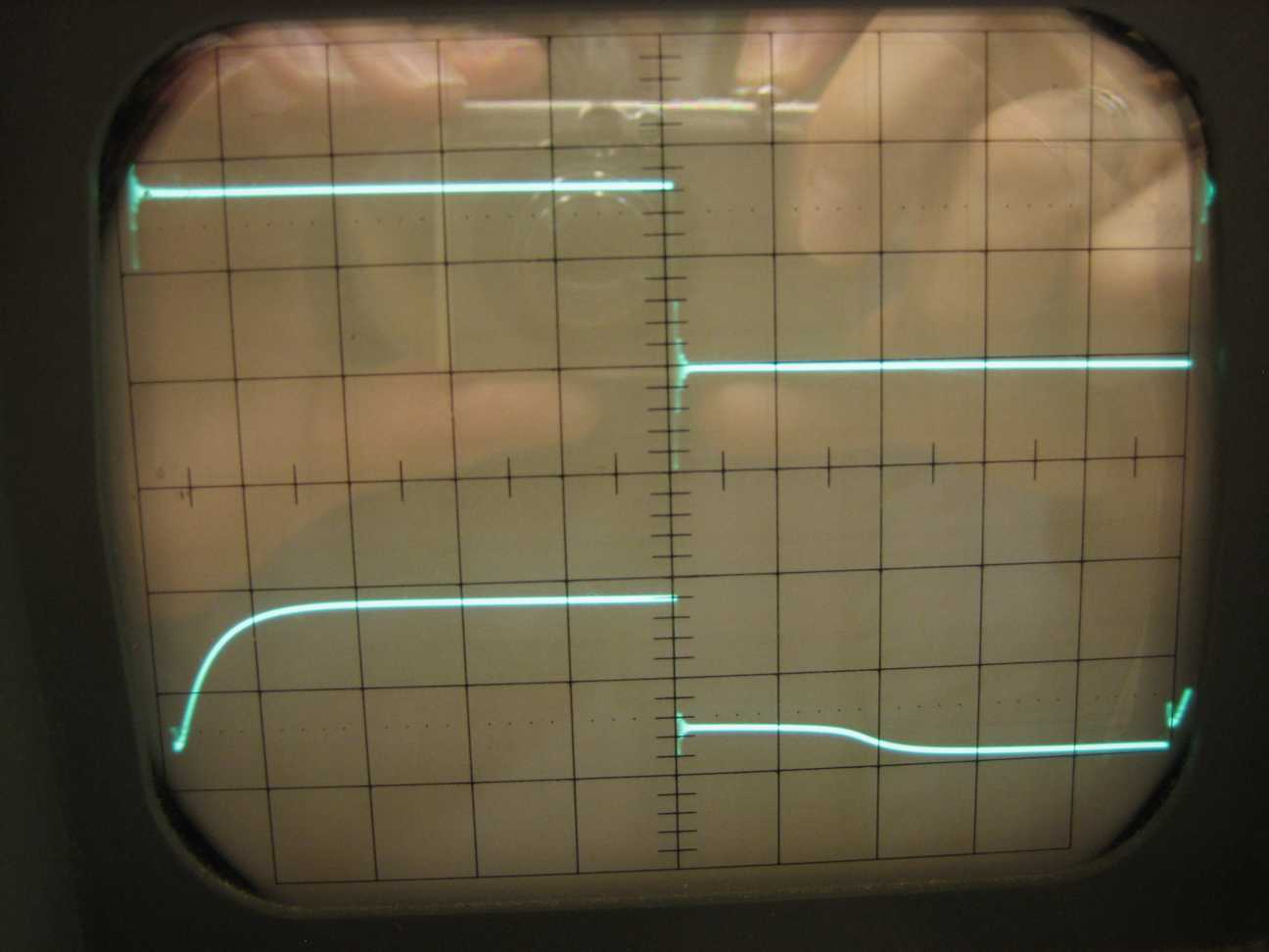 Oben: PWM. Unten: Spannung hinter der Spule an 1KΩ mit Freilaufdiode über der Spule.Horizontal 5µs/cm. Vertikal 2V/cm