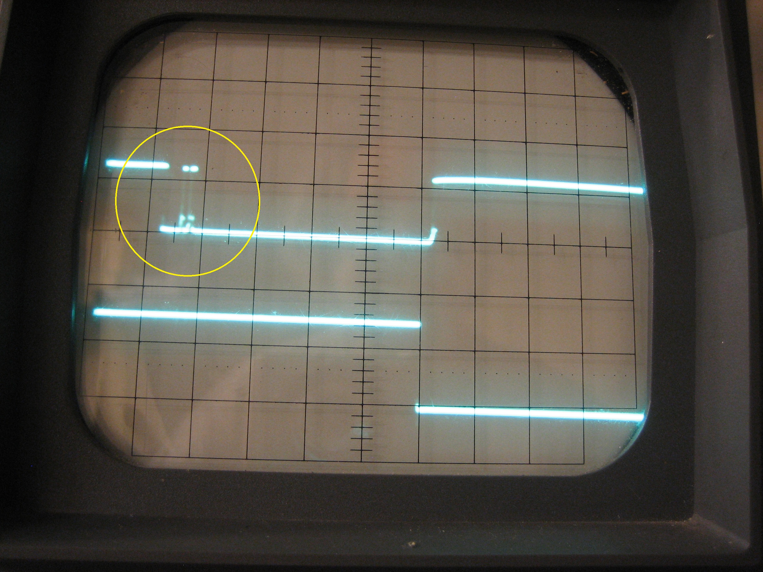 Reed-Relais prellt. Oben: Signal (1V/cm 10:1) Unten: Takt; 0,1ms/cm
