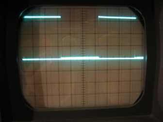 Voller Pegel an P1.4. Gitter 1cm; Horizontal 0,5ms/cm, vertikal 1V/cm; Hilfsline auf 0V